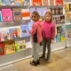Kinder betrachten die ausgestellten Bücher