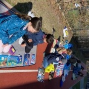 Kinder verkaufen Bücher
