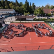Schulname auf dem Hartplatz