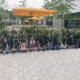 Kinder haben ihre Roller geparkt